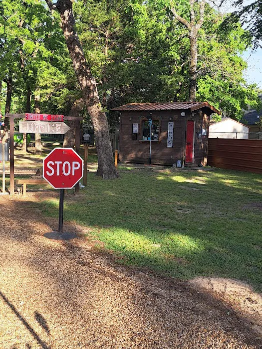 TX Log Cabin RV Park Picture 3