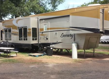 Sleepee Hollo RV Park - Kingfisher’s Premium RV Park