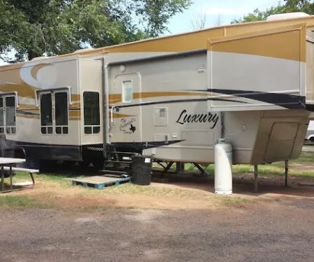 Sleepee Hollo RV Park - Kingfisheru2019s Premium RV Park
