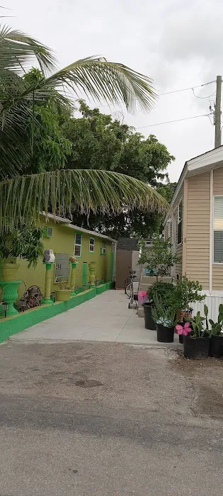 Palm Lake Mobile Home Park Picture 2