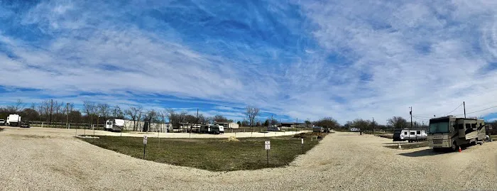 Flying Pig RV Park Picture 4