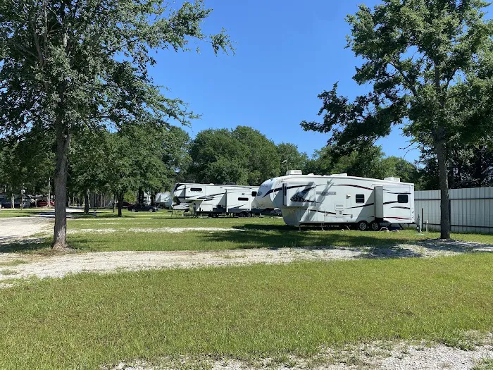 Quiet Oaks RV Park Picture 4