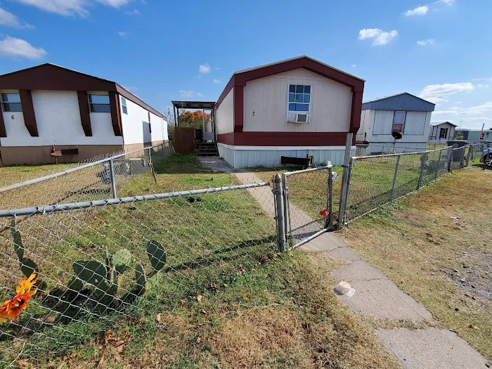 Oak Tree Mobile Home Park Picture 6