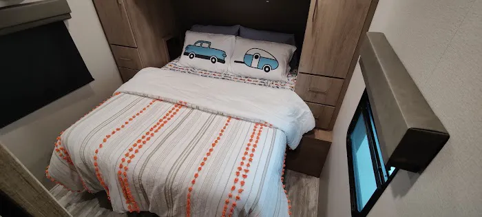 Peninsula Point RV & Tiny Home Luxury Resort Picture 2