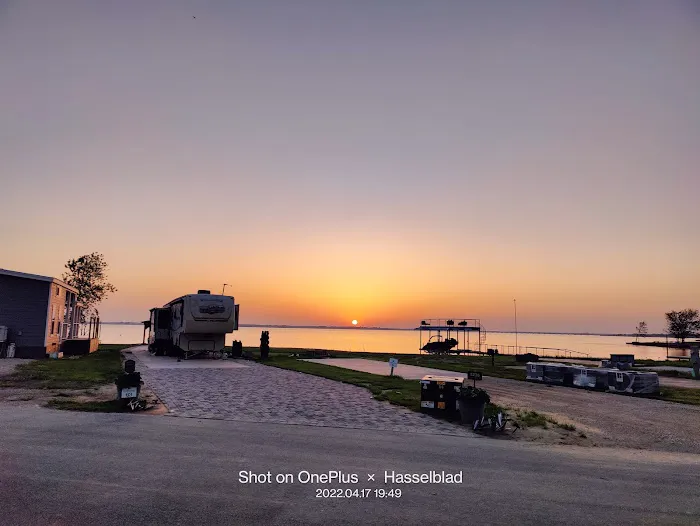 Peninsula Point RV & Tiny Home Luxury Resort Picture 3