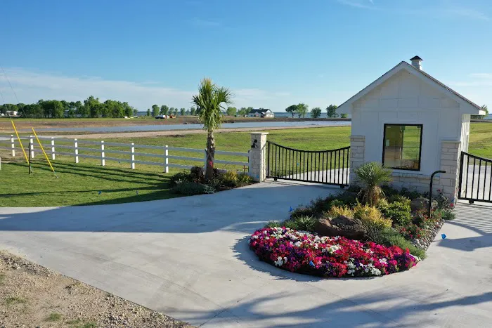 Peninsula Point RV & Tiny Home Luxury Resort Picture 5