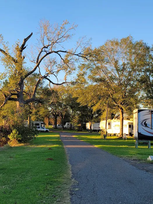 RED DIRT RETREAT- RV & Campground (formerly Twin Oaks RV Park) Picture 2