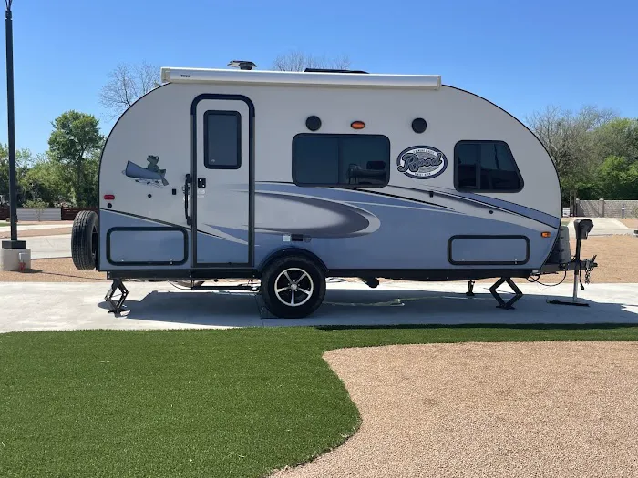 Ennis Luxury RV Resort Picture 9