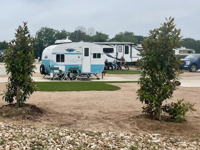 Ennis Luxury RV Resort Picture 3