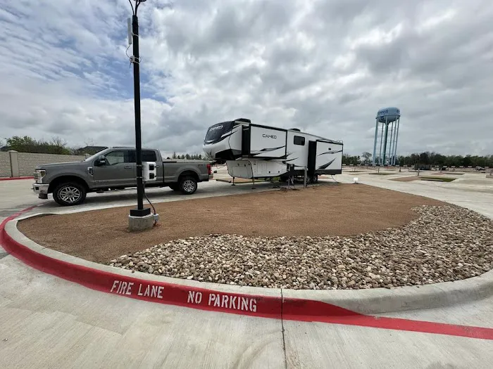 Ennis Luxury RV Resort Picture 10