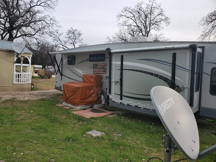 C&C Live Oak RV Park Picture 2