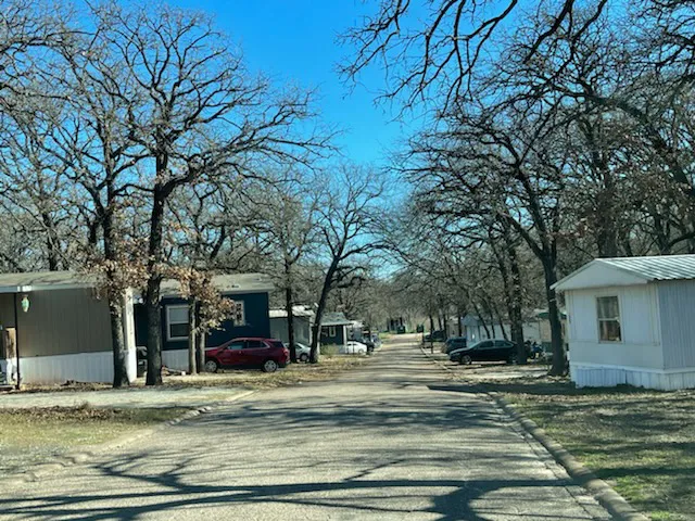 Country Oaks Mobile Home Park Picture 10