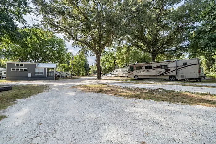 Twin Oaks RV park Picture 4