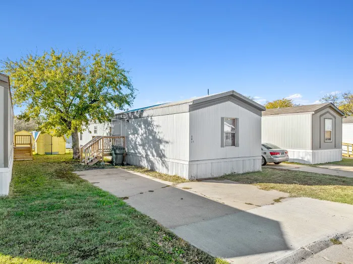 Cottonwood Grove Mobile Home Community Picture 4