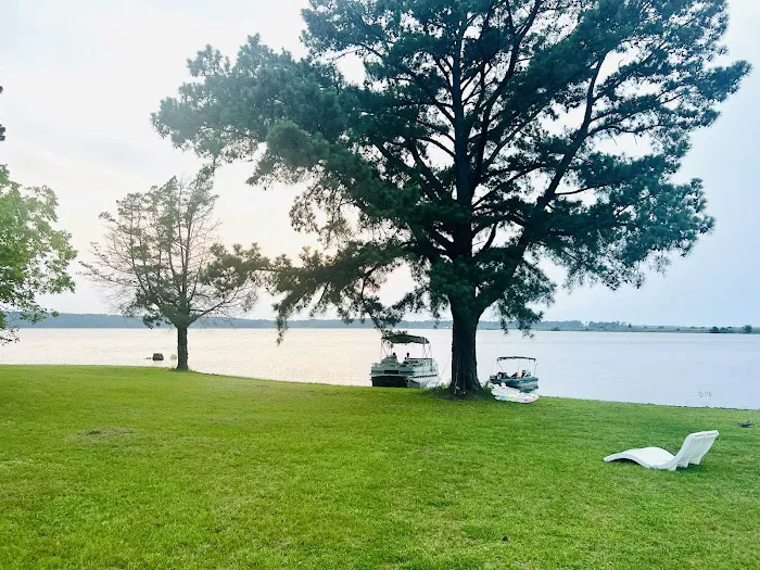 Three Pines Lakeside Picture 4