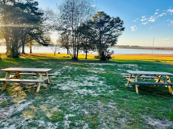 Three Pines Lakeside Picture 10