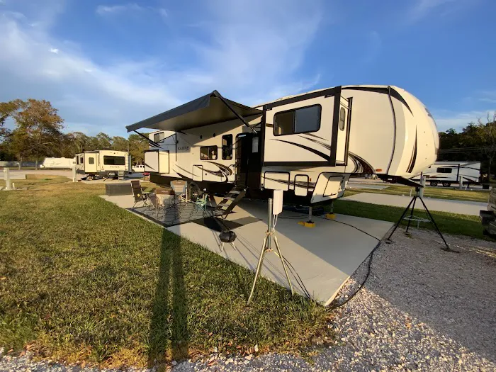 Auntie M's RV Park Picture 4