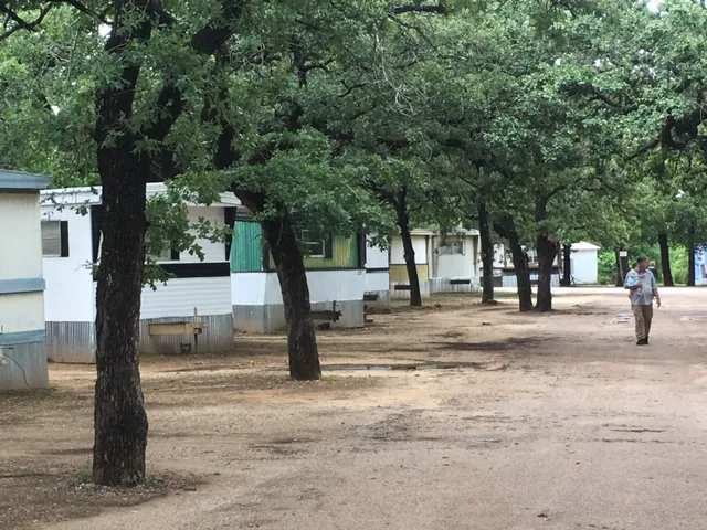 Hidden Oaks Mobile Home Park Picture 2