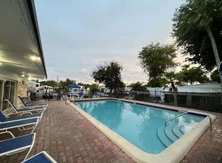 Sunshine Holiday MHCC RV and Camping Resort