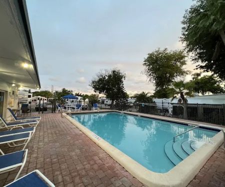 Sunshine Holiday MHCC RV and Camping Resort