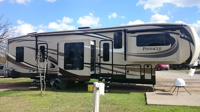 Pavilion RV Park Picture 6