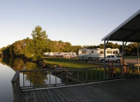 La Maison Des Chenes & Mermentau RV Park