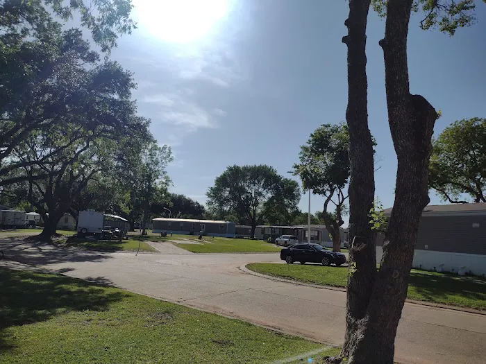 The Oaks Mobile Home & RV Park Picture 2