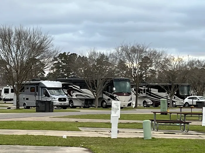 Red Shoes RV Park & Chalets Picture 7
