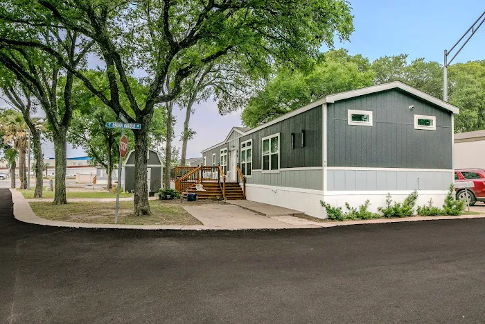 Royal Palms RV Resort and Manufactured Home Community Picture 10