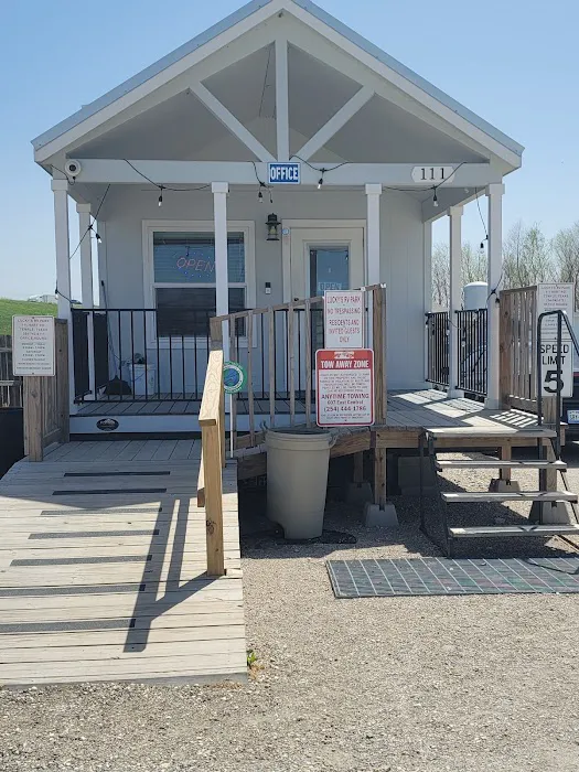 Lucky's RV Park Picture 1