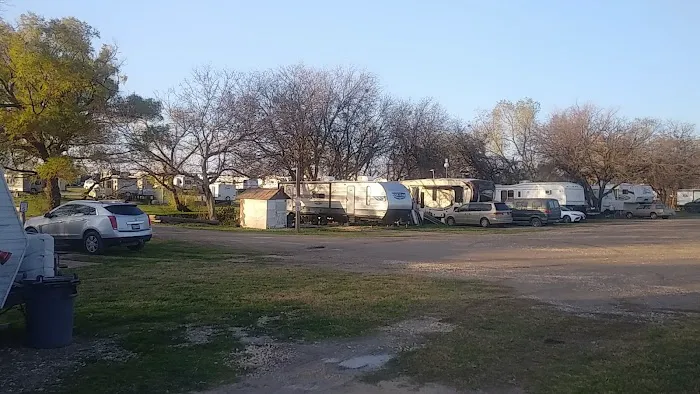 Lucky's RV Park Picture 7