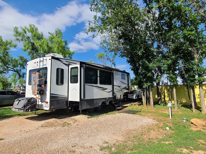 Finis Road RV Park Picture 9