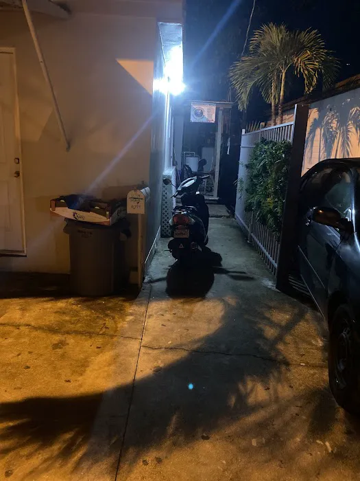 Tropical Mobile Home Park Picture 2