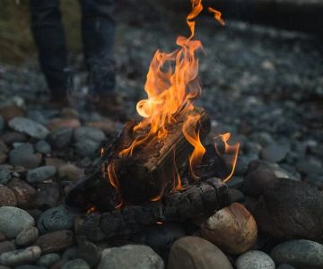 How to Build a Campfire on Rocky Terrain: Essential Tips for Safe and Efficient Fires