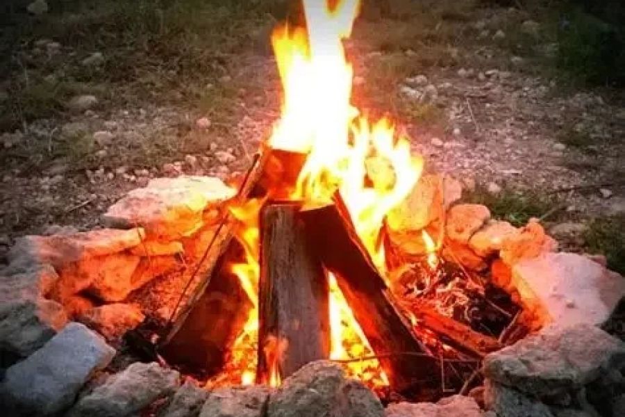 How to Use Campfire Heat to Stay Warm During Cold Nights: Expert Tips