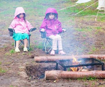 How to Build a Campfire in Rainy Weather: Expert Tips