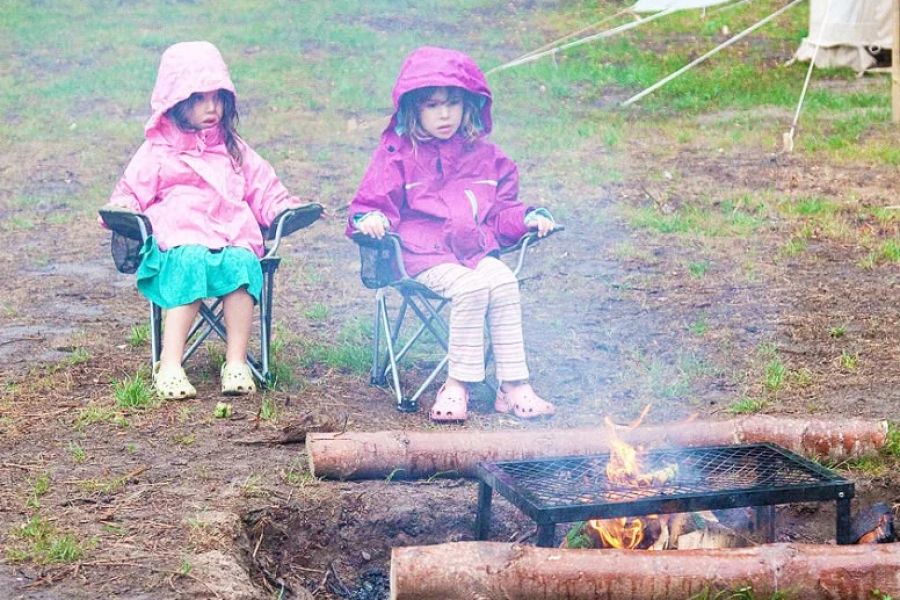 How to Build a Campfire in Rainy Weather: Expert Tips