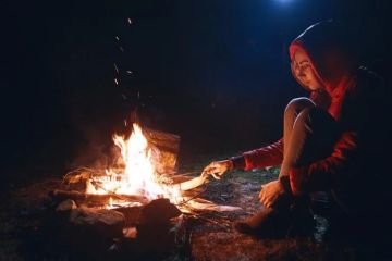 How to Use Campfire Heat to Warm Up Cold Feet: Effective Camping Tips
