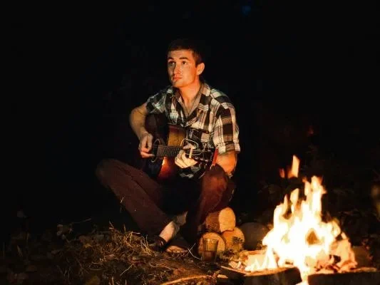 Best Campfire Songs to Enjoy Under the Stars: Ultimate Playlist for Your Camping Trip