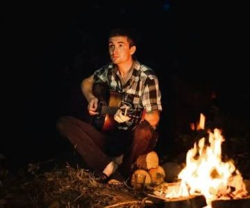 Best Campfire Songs to Enjoy Under the Stars: Ultimate Playlist for Your Camping Trip