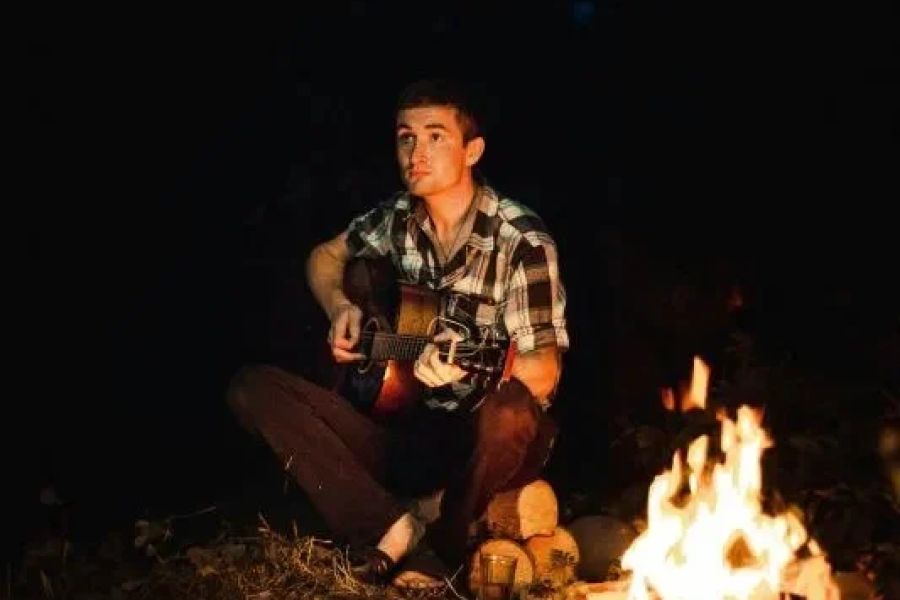 Best Campfire Songs to Enjoy Under the Stars: Ultimate Playlist for Your Camping Trip