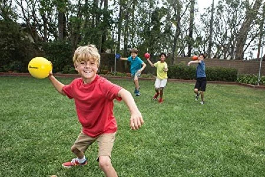 Best Outdoor Games to Play While Camping for Families and Friends