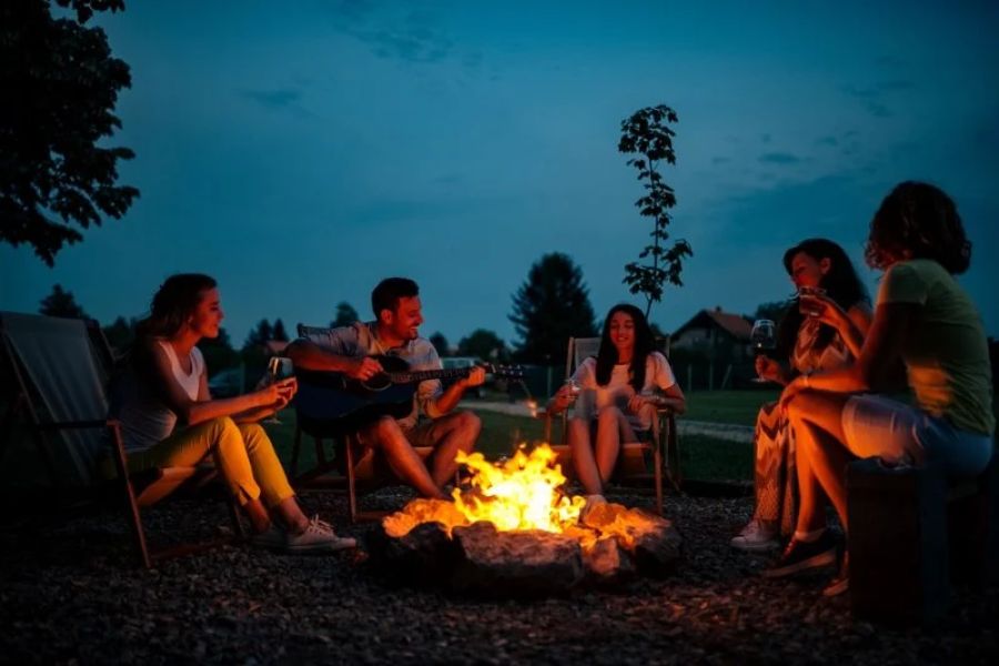 Best Campfire Songs to Enjoy Under the Stars | Unforgettable Music for Camping