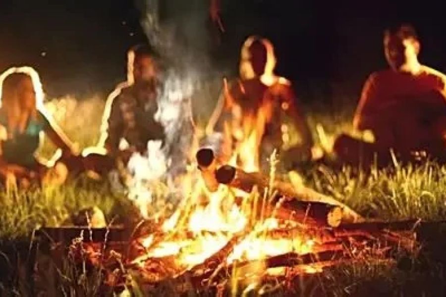 Best Campfire Songs for Autumn Nights: Create Memorable Moments Around the Fire