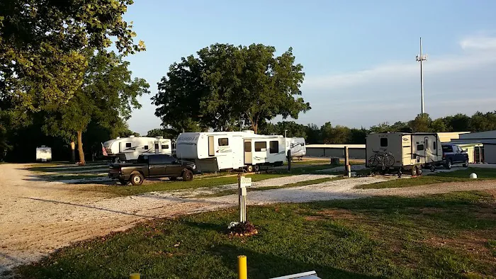 Cook's RV Motor Park Picture 3