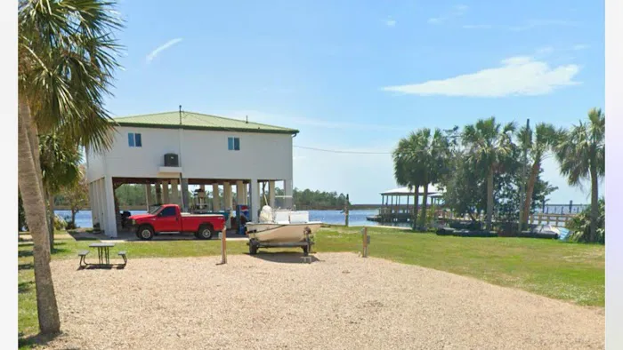 Sweet Paradise RV & Slips Picture 4