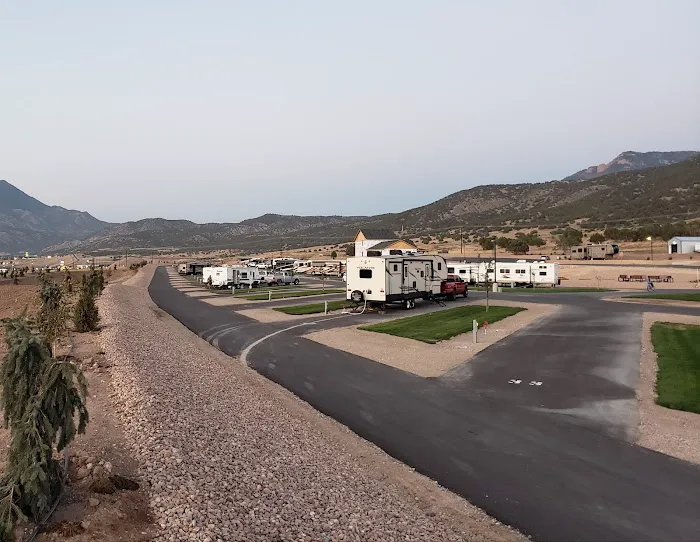 Rollin' Home RV Park Picture 2