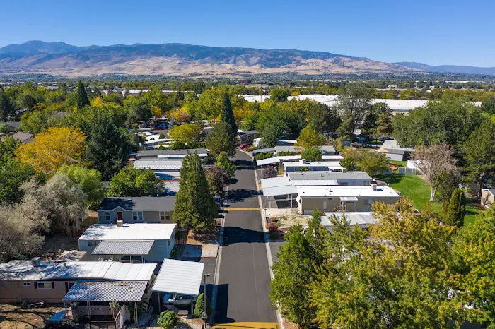 Lucky Lane Mobile Home Park Picture 2