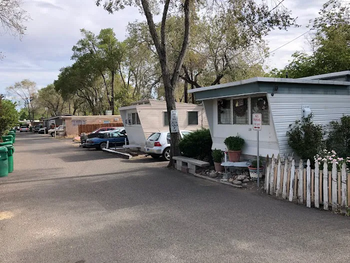 Travelier Mobile Home Park Picture 1