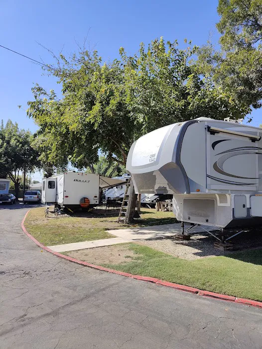 Fresno Mobile Home & RV Park Picture 8